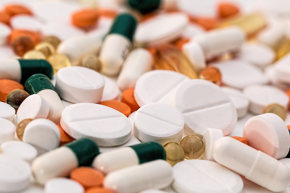 Imagem de várias pilulas sobre uma mesa.