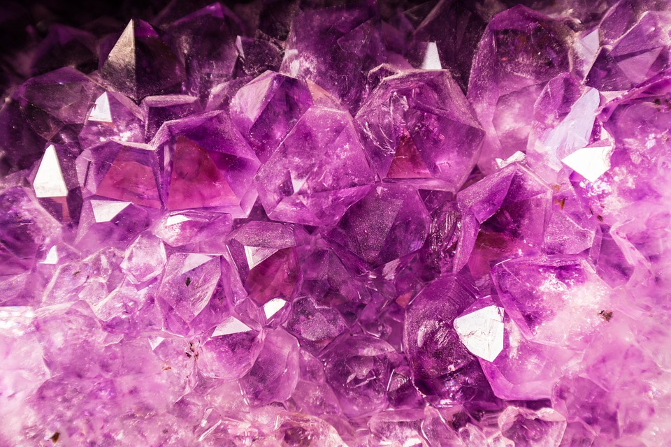 Imagem de um mineral cristalino roxo.